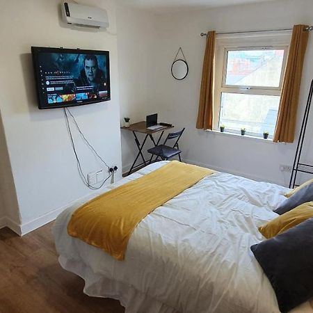 Fast Broadband, Budget Stay, Free Netflix. Cardiff Luaran gambar
