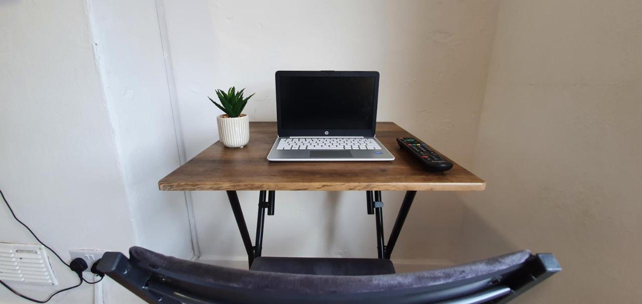 Fast Broadband, Budget Stay, Free Netflix. Cardiff Luaran gambar